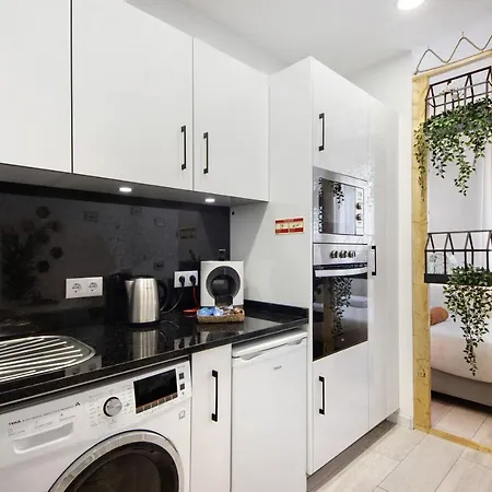Minimalist Studio Centre Apartment *